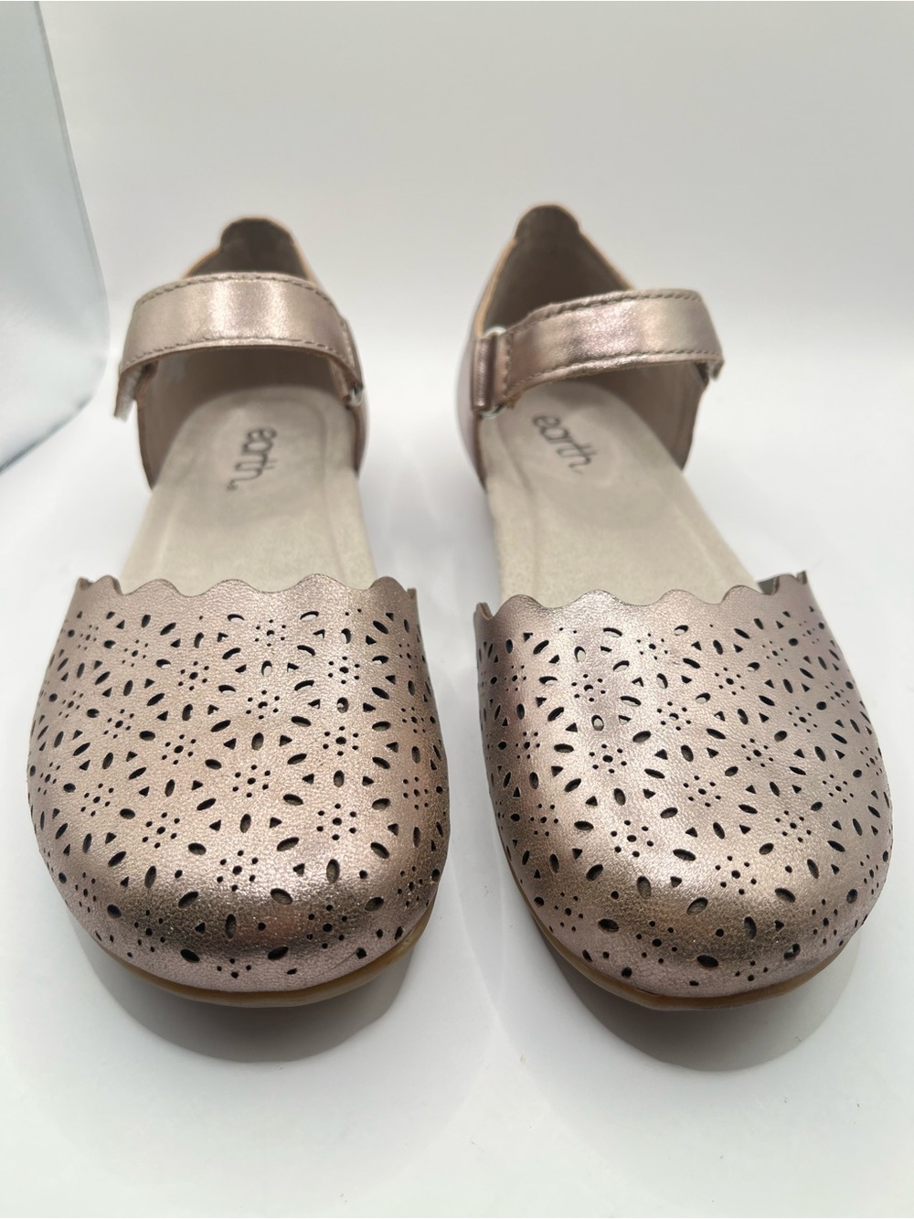 Earth New Women's 6.5 Leather Perforated Mary Jane Flats - Picture 2 of 7